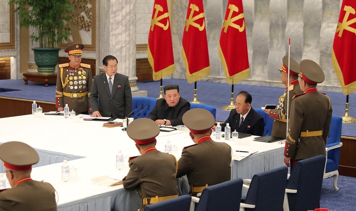 Põhja-Korea diktaator Kim Jong-un kohtus riigi sõjalise juhtkonnaga.