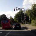 VIDEO: Liinibuss kihutab punase tulega üle ristmiku