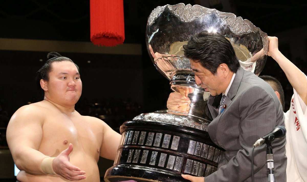Yokozuna Hakuho saab Jaapani peaministrilt võidukarika