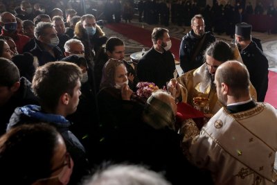 Rahvahulk patriarhi matustel armulauda saamas. Veini jagati tavakohaselt ühe ja sama lusikaga.