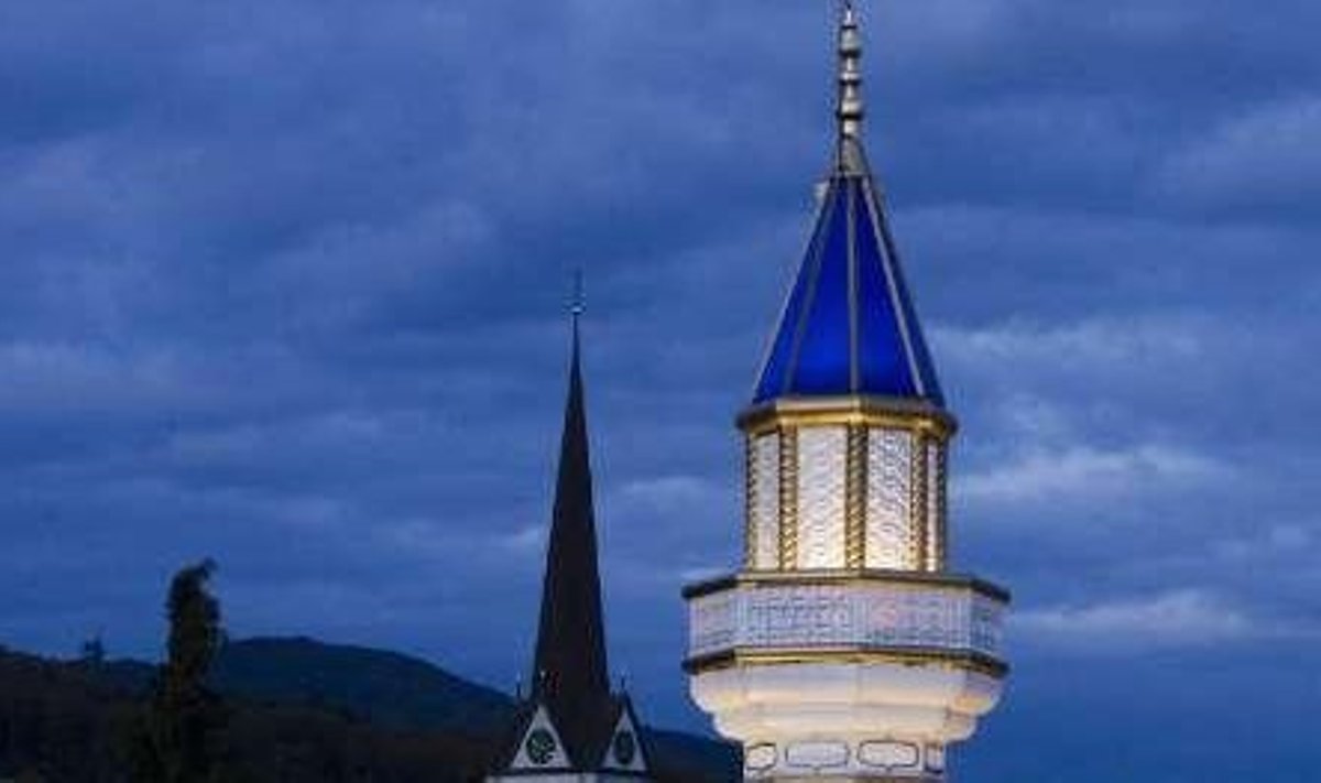 Minarett Šveitsis, tagaplaanil St. Galluse kirik.