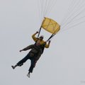 FOTOD: Näe, minister lendab! Jaak Aaviksoo laskus Rapla lennupiknikul langevarjuga taevast alla