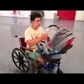 VIDEO ja GALERII: 16-aastase poisi leiutatud lapsekäru-ratastool muudab kõikide halvatud emade elu helgemaks