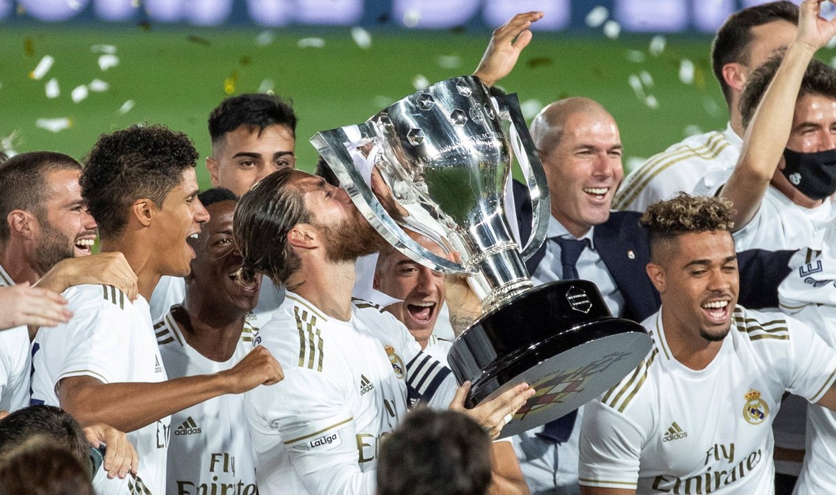 Madridi Reali mängijad tiitlit tähistamas.