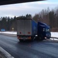 DELFI FOTOD: Viljandi maanteel libises rekka tee piirdesse ja kraavi