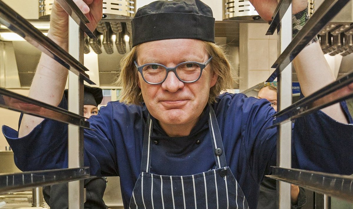 Järvamaa kutsehariduskeskuse direktor Rein Oselin valmistas teisipäeval Tartu KHK köögis 300 hakkbiifsteeki.