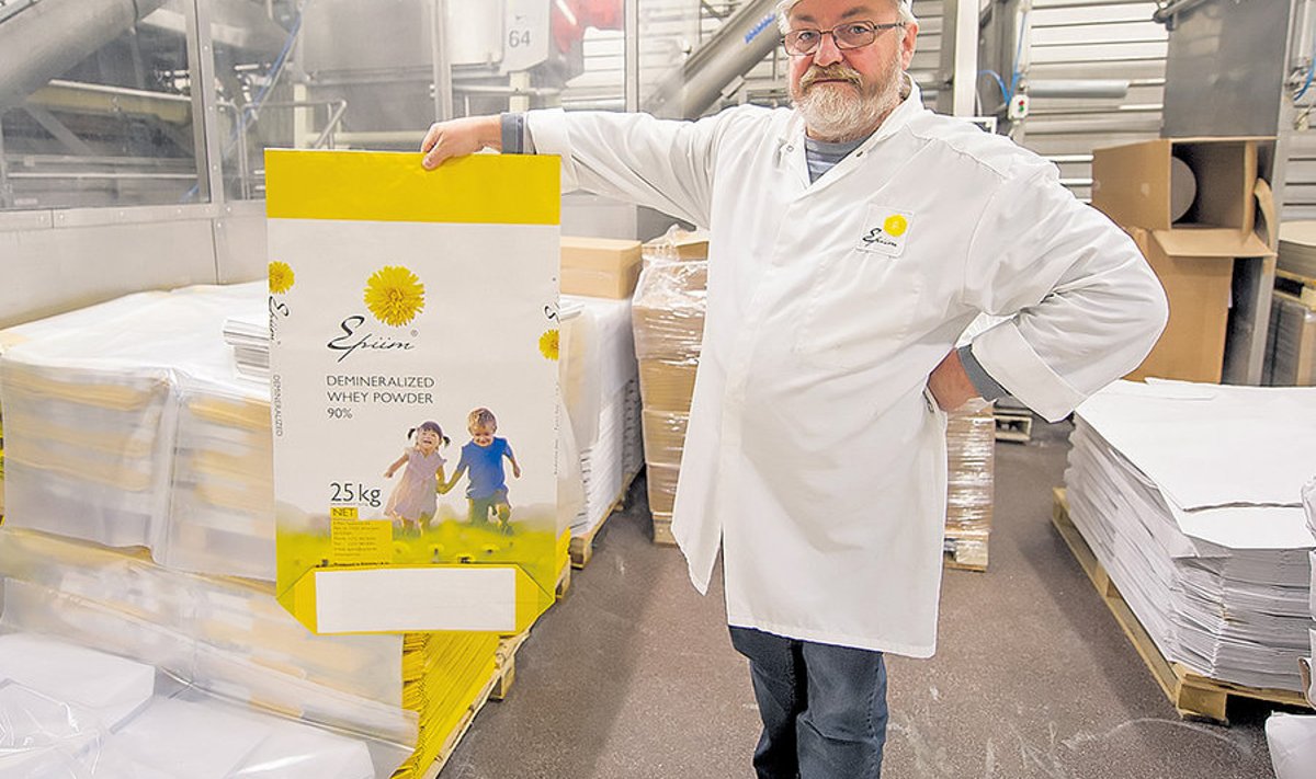 E-Piima Järva-Jaani meierei juhataja Andrus Vahemäe näitab lastetoidu pakendit. Sellesse pakitav pulber saab ülikõrge kvaliteedi, et lastetoiduks sobida. 