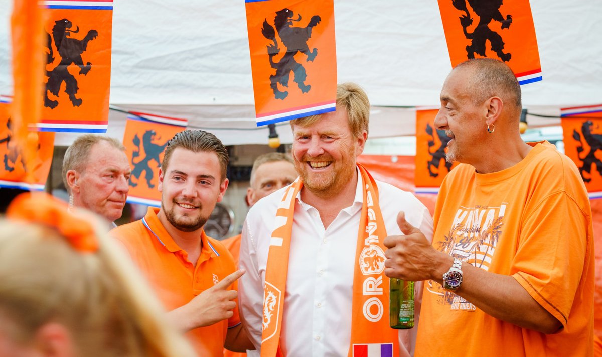 Kuningas Willem-Alexander (keskel)