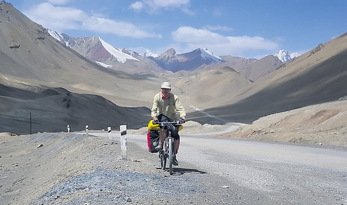 Zirnask on jalgrattaga jõudnud rohkem kui 40 riiki. Pildil sõidab ta Pamiiri mägedes.