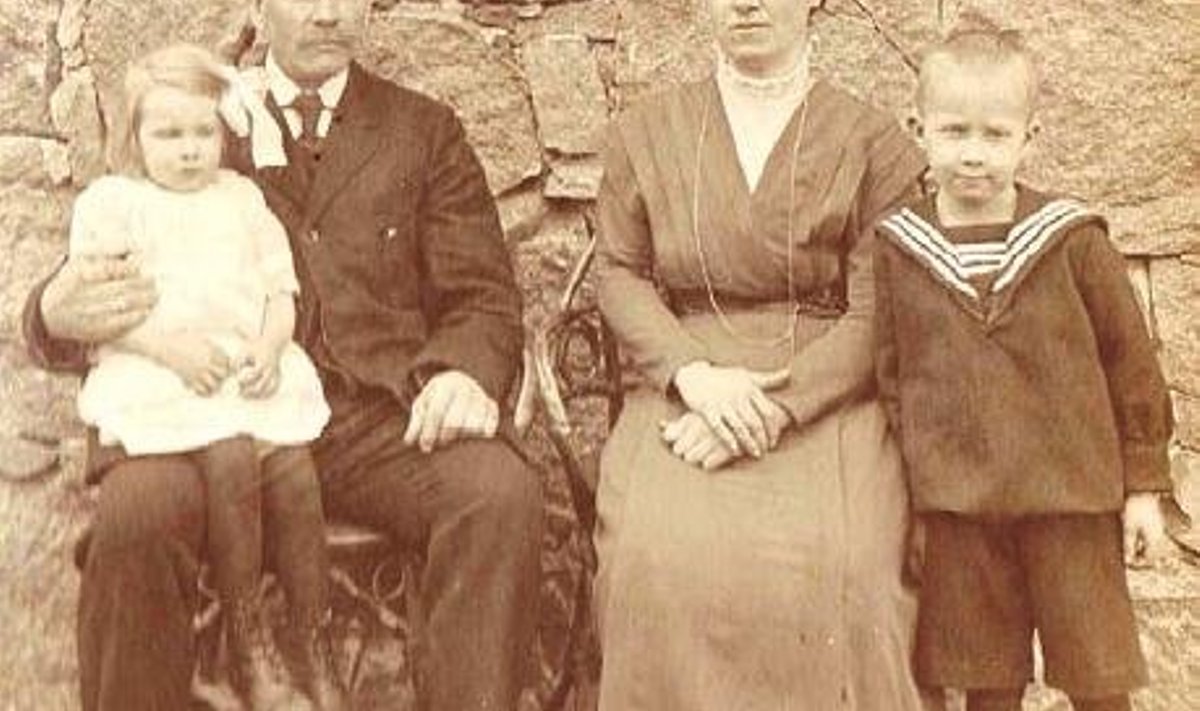 Siin näeme Roosit-Johannest istumas oma keldri ees. Minu ema Hilda on umbes kolmeaastane, vend Oskar kuuene, Johannes 43 ja Roosi 33. Usun, et pildistajaks oli Kangru Johannes, vanaema poolvend, kes tegeles ka fotograafiaga.