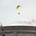 Keskkonnaaktivist lendas langevarjuga Prantsuse tuumajaama