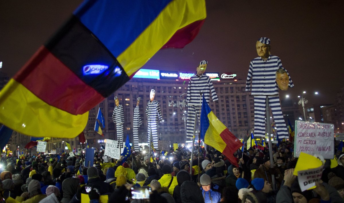 Ka pühapäeval protestis Bukarestis valitsuse vastu vähemalt 50 000 inimest.
