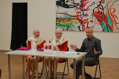 Kuulus saksa kunstnikeduo Eva ja Adele istuvad Tallinna Kunstihoones laua taga koos näituse kuraatori Harry Liivrannaga ja esitlevad oma näitust „Stereoefekt“ (2009).