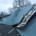 FOTOD: Torm rebis ridaelamult katuse ja lennutas selle vastu maja ees seisnud autosid
