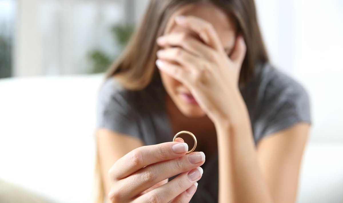 Soomes abielu lahutanud naine jäi täbarasse olukorda.