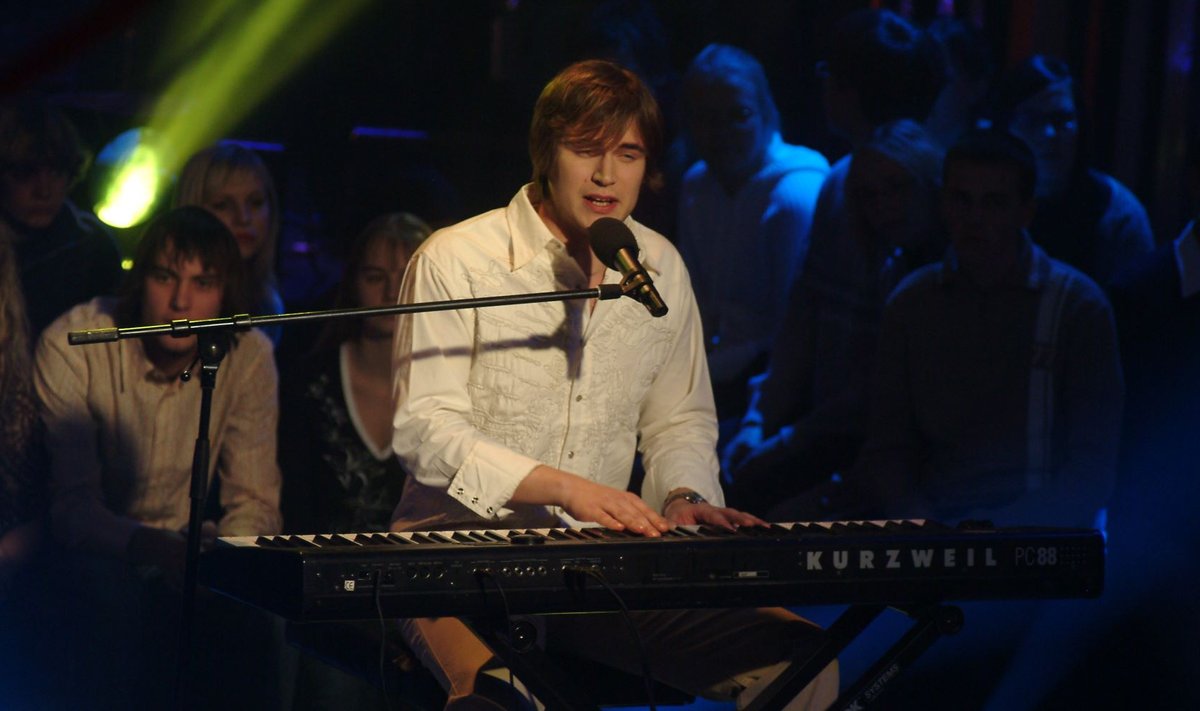 Uku Suviste saavutas 2005. aastal konkursil "Kaks takti ette" kolmanda koha.