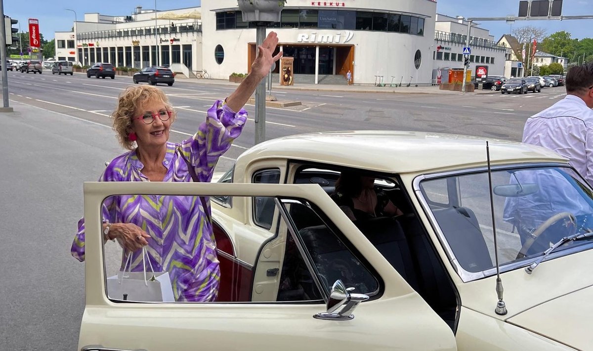 REET LINNA saabumas oma 80. sünnipäevapeole 1957. aasta Ameerika autoga.