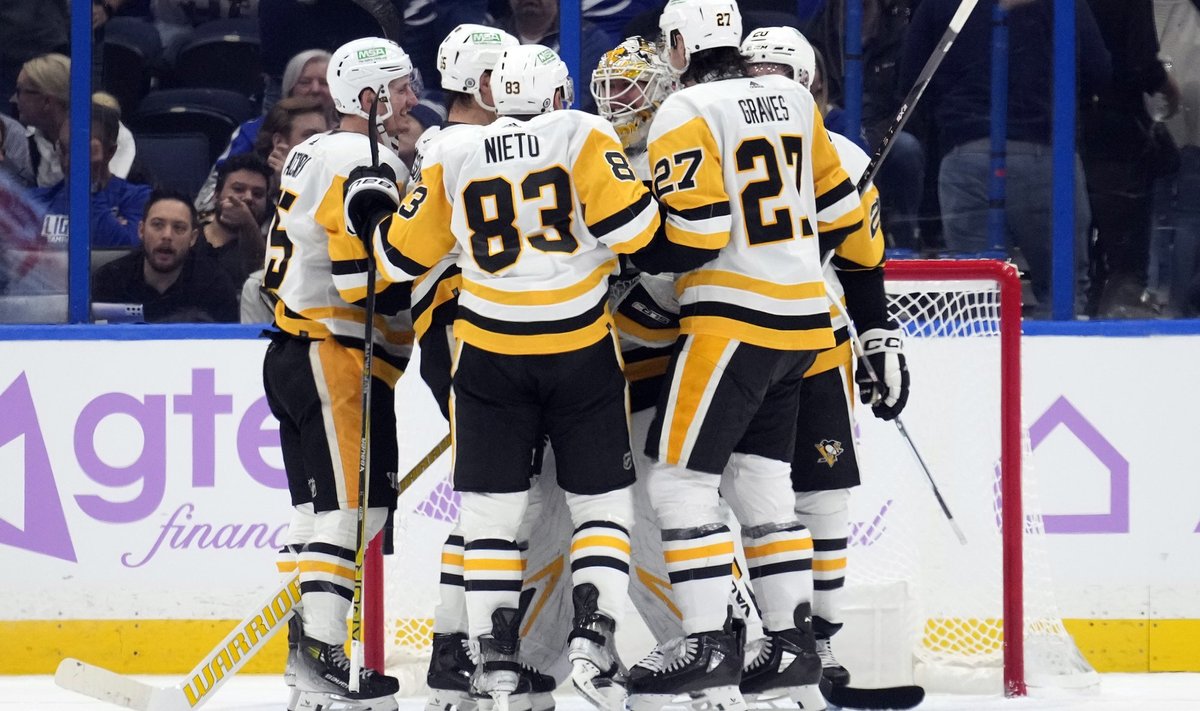 Penguinsi mängijad õnnitlevad oma väravavahti