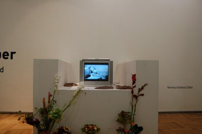 Vaade Ene-Liis Semperi video- ja installatsiooninäitusele Kunstihoones 2006. aasta sügisel.