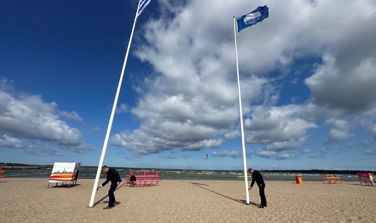 На пляже Пирита вице-мэр Таллинна Тийт Терик и Старейшина Пирита Кайдо Саарнийт подняли синий флаг 