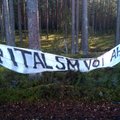 ФОТО: Зачем защитники леса натянули между деревьями плакаты?