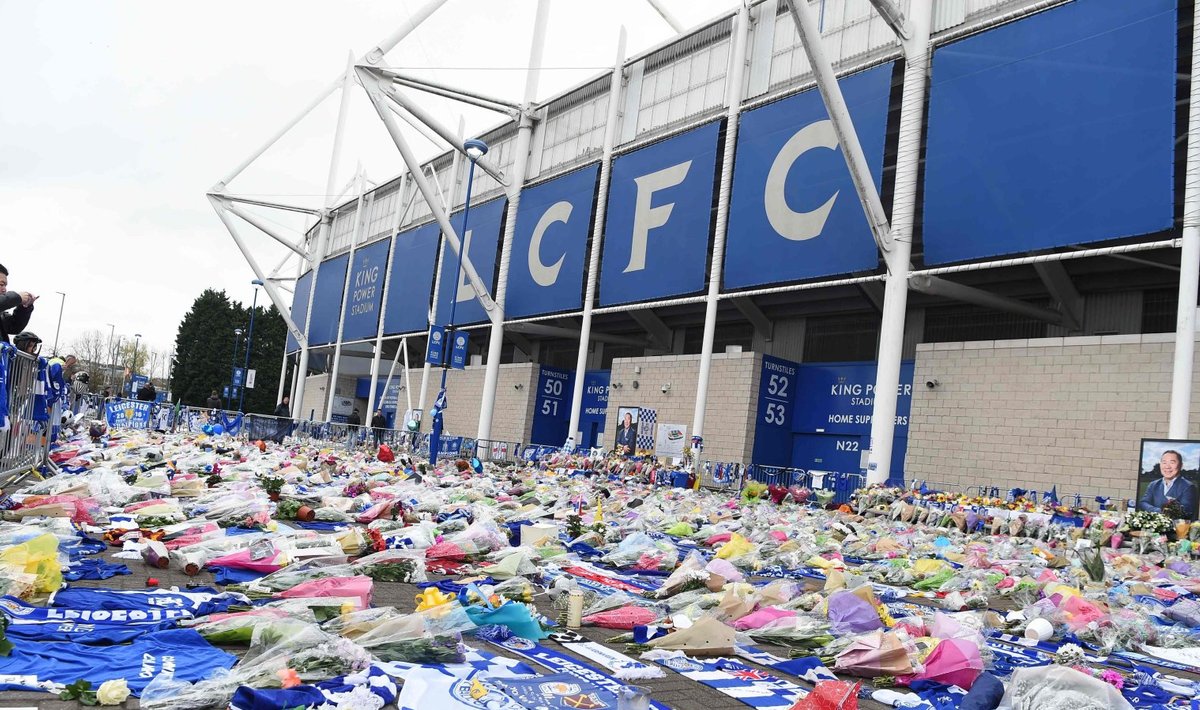 Leicesteri staadioni ümbrus on täidetud erinevate tänu ja -kaastundeavaldustega