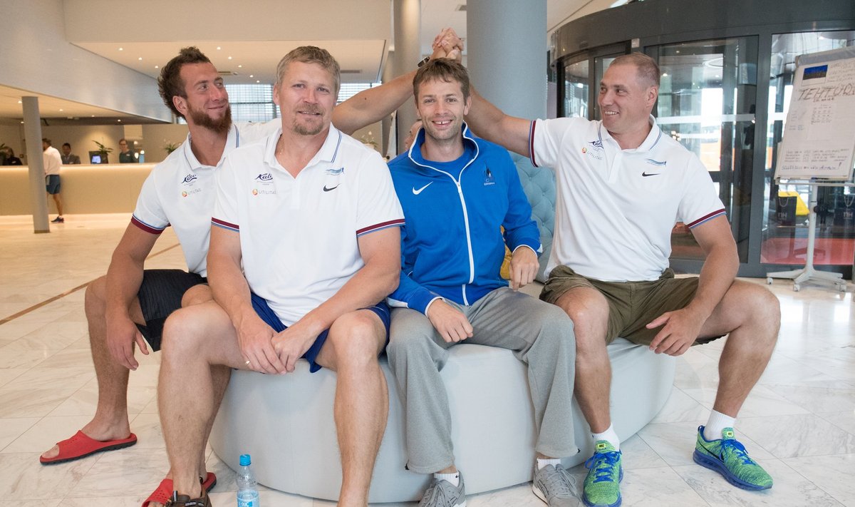 Martin Kupper (vasakul) lööb käed kokku Gerd Kanteriga, nende vahel istuvad endine treener Aleksander Tammert ja sinises dressipluusis uus abimees Indrek Tustit.