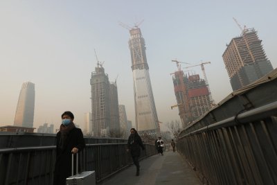Inimestest, hoonetest ja heitgaasidest üleküllastatud Peking muudkui ehitab. 