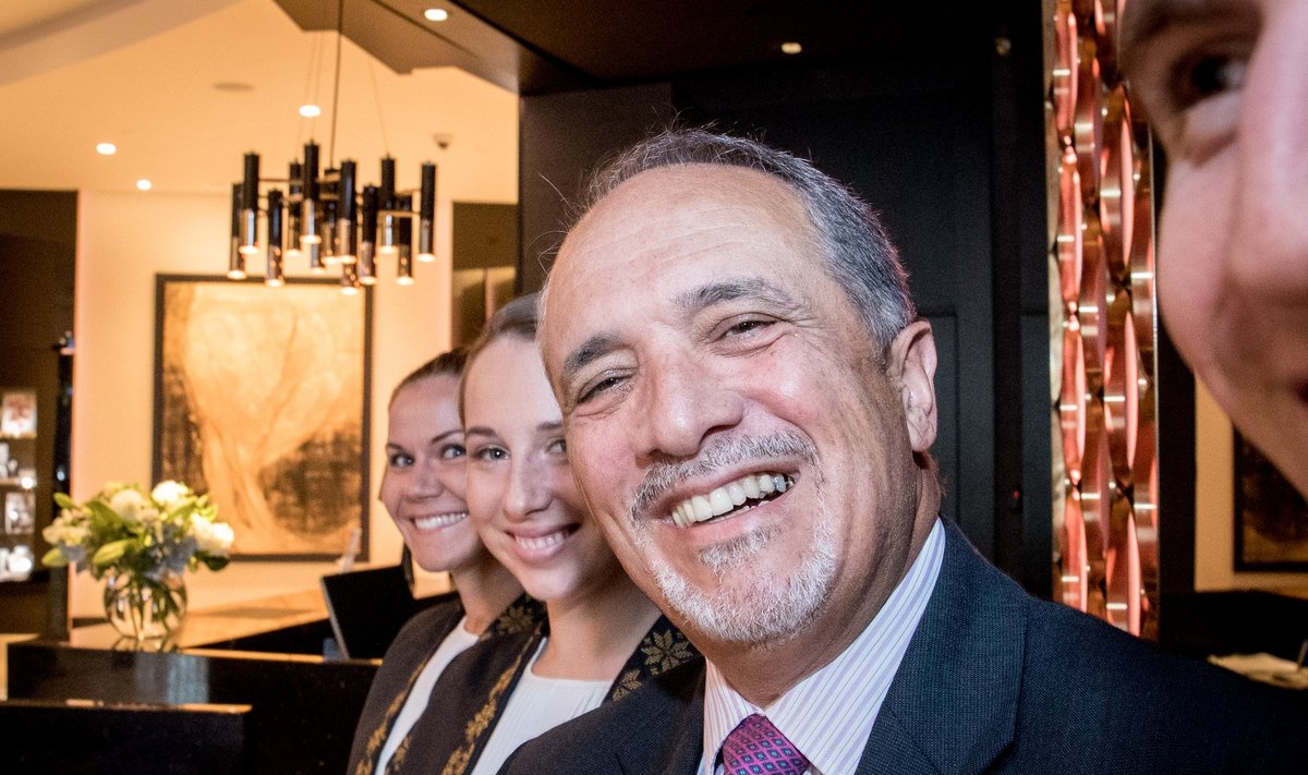 Hiltoni personalivaldkonna asepresident Ben Bengougam tahab igas riigis juurutada hotelliteenindajatele keep-smiling-suhtumist. Eesti Hiltoni vastuvõtulaua teenindajad on ilmselgelt koolituse läbinud.