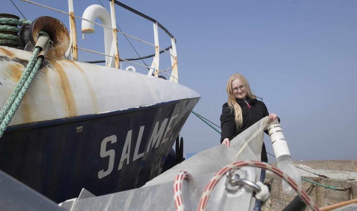 Kati Lind rullis uurimislaeva Salme ees lahti kolmemeetrise ülitiheda silmusega võrgu, millega ta merepinnalt mikroprügi proove võtab.