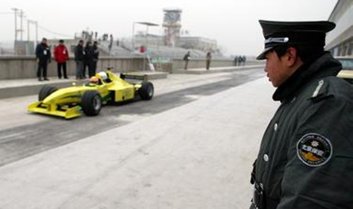Minardi kahekohaline F1 auto talvises Pekingis - roolis Christijan Albers