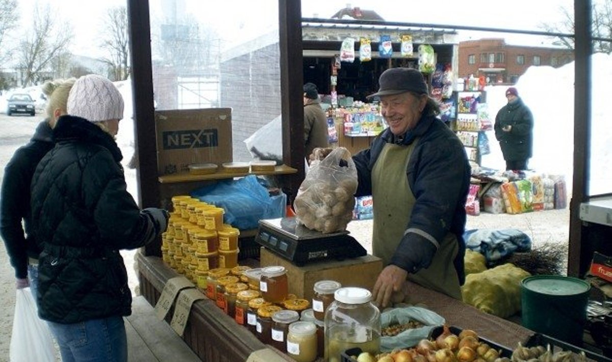 Leo Rikkinen Leemeti talust kaalub ostjale kartulit. 