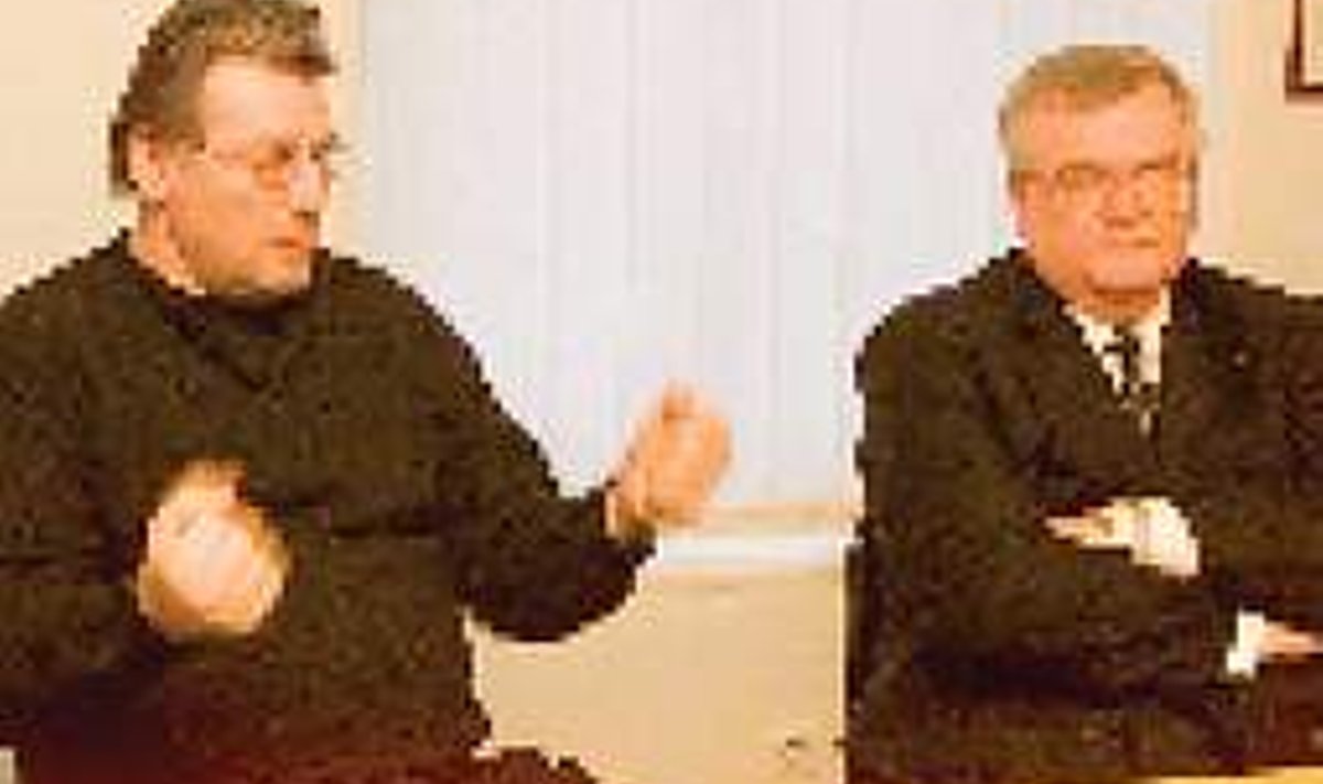 Tallinna lugupeetud oberbürgermeister ja tema truu kannupoiss (vasakul): Vladimir Panov ja Edgar Savisaar pressikonverentsil 6. märtsil 2003, kus viimane lubas laimamise eest mitu kohtuasja algatada. Rauno Volmar/EPL