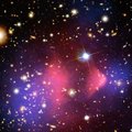 Tumeaine ilmutab veidrusi nelja galaktika kokkupõrke kohas?
