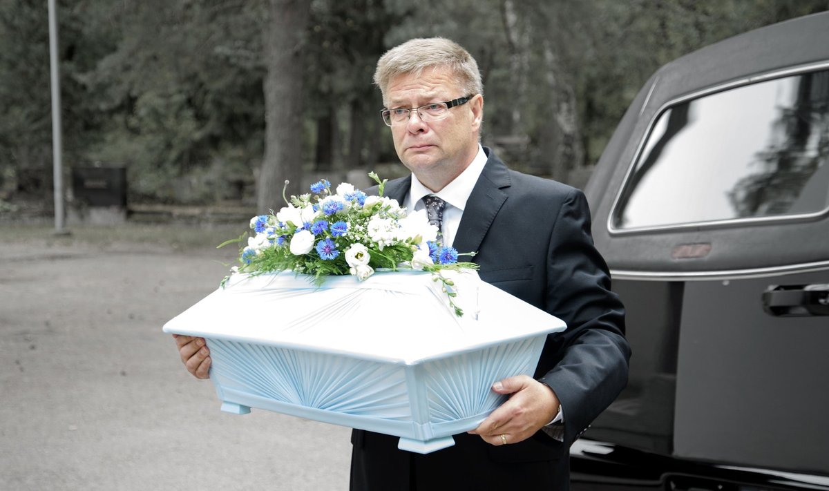Прощание с Альбертом: отец последний раз держит в руках гроб с телом своего сына