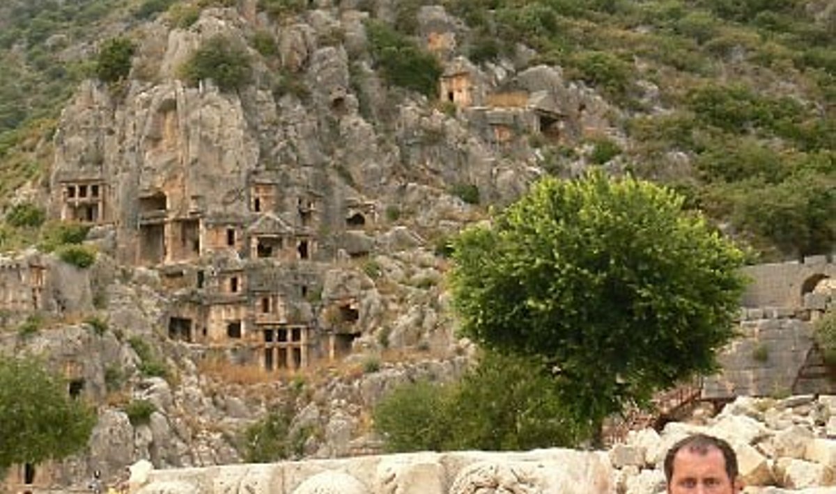 Maido Puna annab oma panuse Myra kaljuhaudade külje all asuva amfiteatri muistse reklaamtahvli veelgi ilmekamaks muutmiseks. 