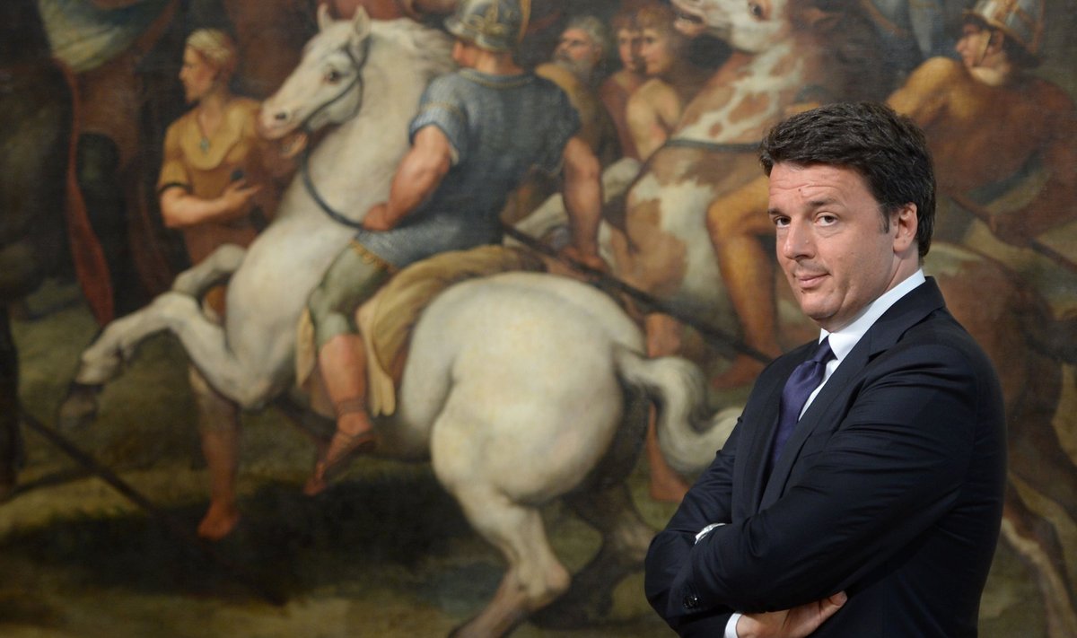 Itaalia peaminister Matteo Renzi oma Rooma ametiresidentsis Chigi palees, mille seinu katvatel ajaloolistel maalidel ratsutavad võidukalt lahingusse iidsed kangelased.