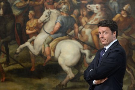 Itaalia peaminister Matteo Renzi oma Rooma ametiresidentsis Chigi palees, mille seinu katvatel ajaloolistel maalidel ratsutavad võidukalt lahingusse iidsed kangelased.