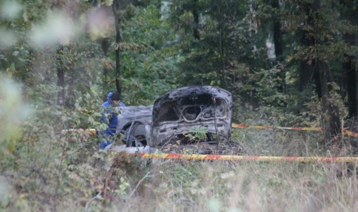 Põlenud auto, kust neiu surnukeha leiti