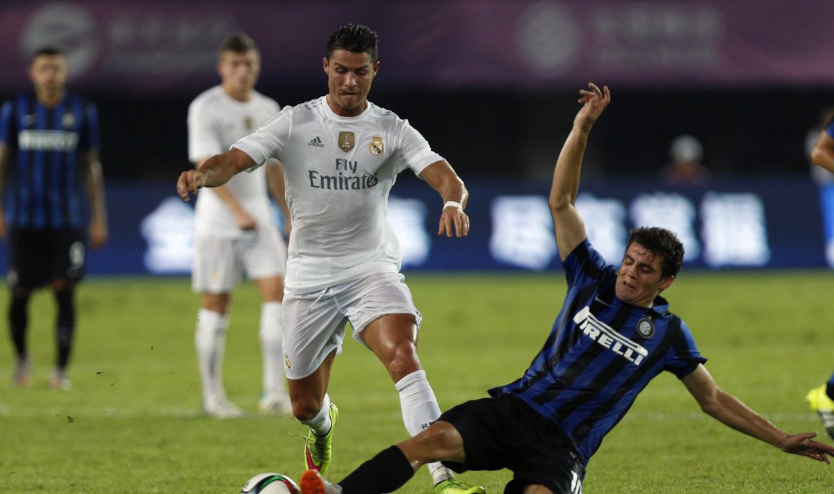 Kovacic paneb tulevasele tiimikaaslasele "kossi" ehk Interi ja Reali treeningmäng 27. juulil Hiinas.
