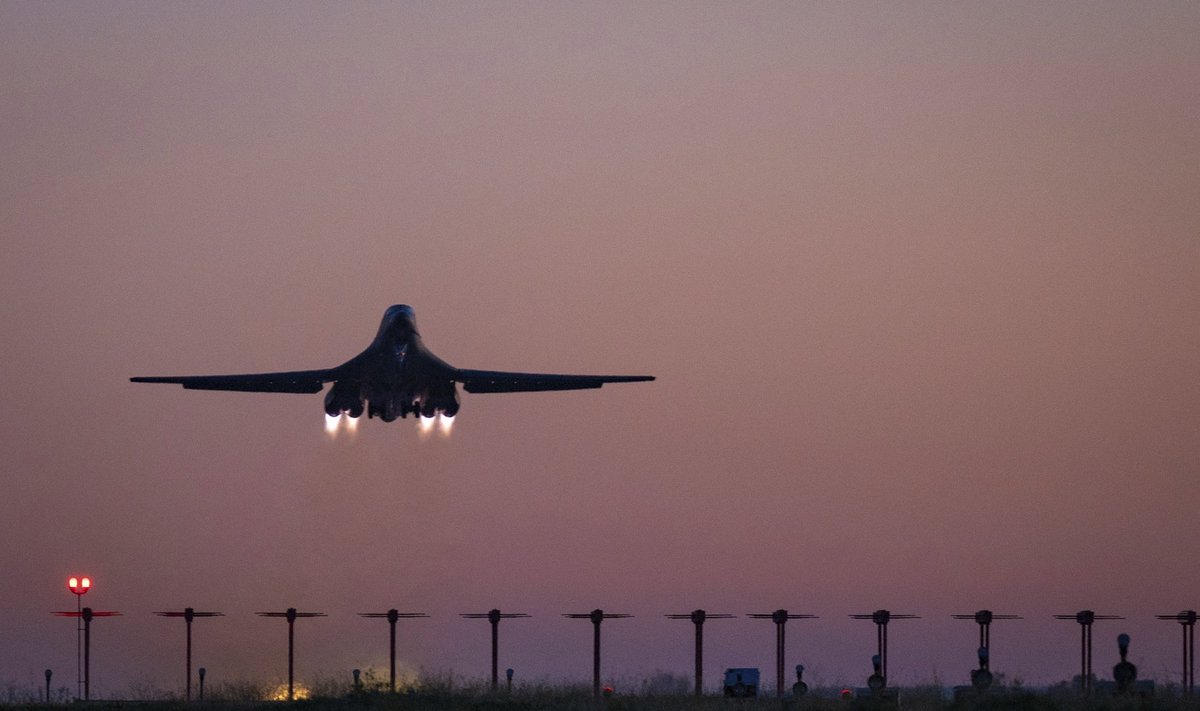 Viimase kahe nädala jooksul on USA korraldanud kaks edukat raketikatsetust. USA pommituslennuki  B-1B Lancer start Hispaanias toimuvate õppuste käigus 23. aprillil