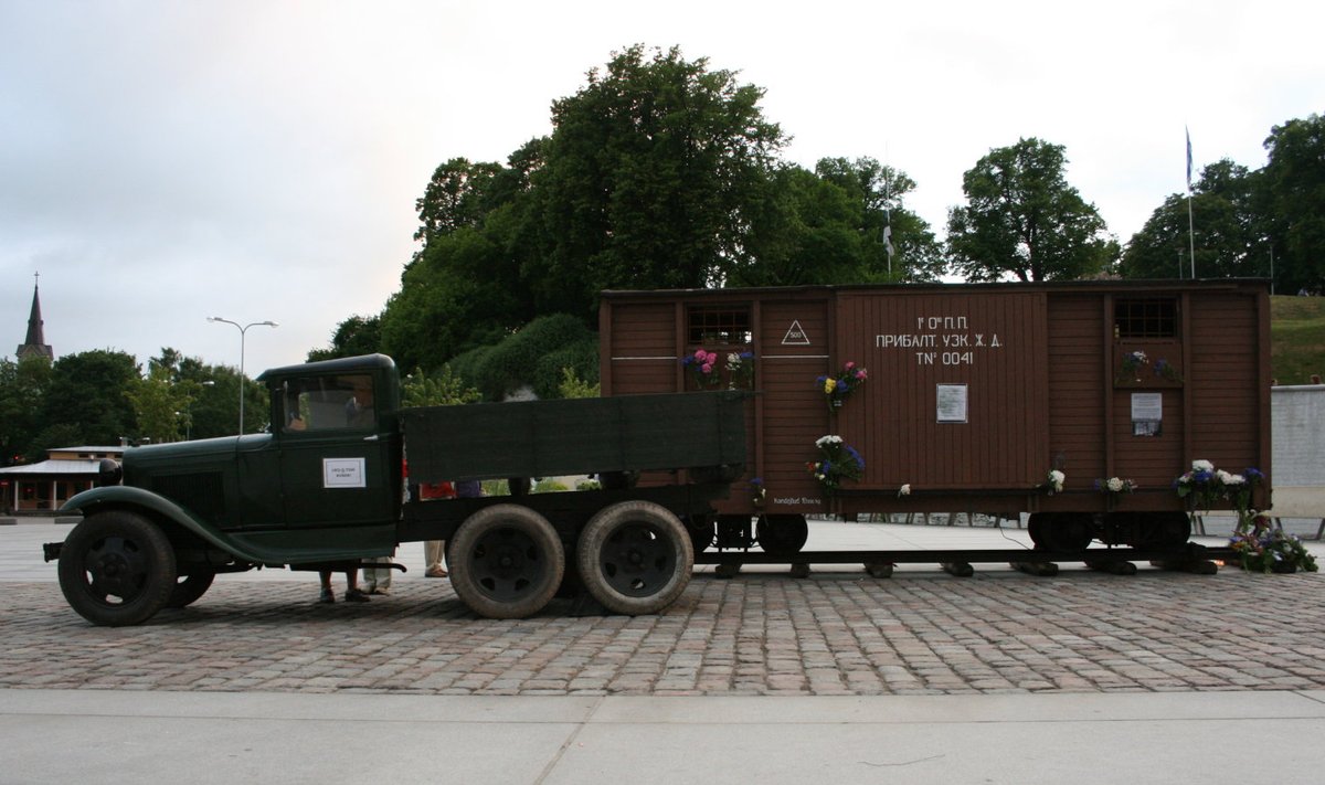 Sellise veoauto ja kaheteljelise vaguniga küüditati inimesi N. Liidu kaugematesse piirkondadesse (Foto: Wikimedia Commons / Kanakukk – Harald Kivinurm)