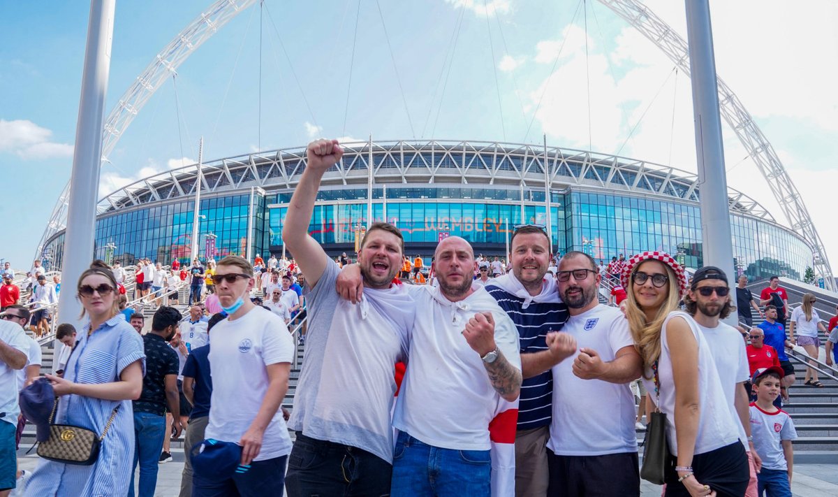 Inglismaa fännid Wembley staadioni ees