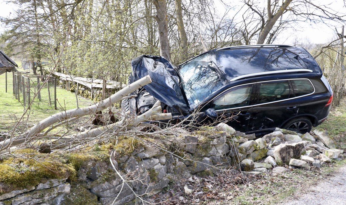 Saaremaal, Pulli külas sõitis autojuht kiviaia otsa