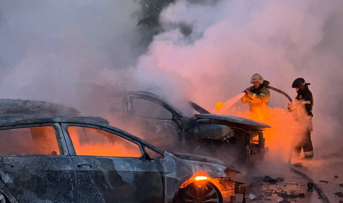  Пожарные работают на месте военного удара в Белгороде, архивное фото