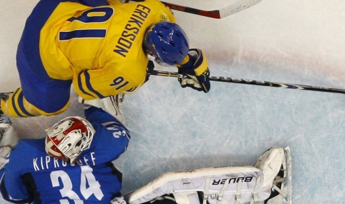 Sweden's  (91) scores past Finland's Miikka Kiprusoff (34) in the second period in a men's preliminary round ice hockey game at the Vancouver 2010 Olympics in Vancouver, British Columbia, Sunday, Feb. 21, 2010. (AP Photo/Julie Jacobson) / SCANPIX Code: 436