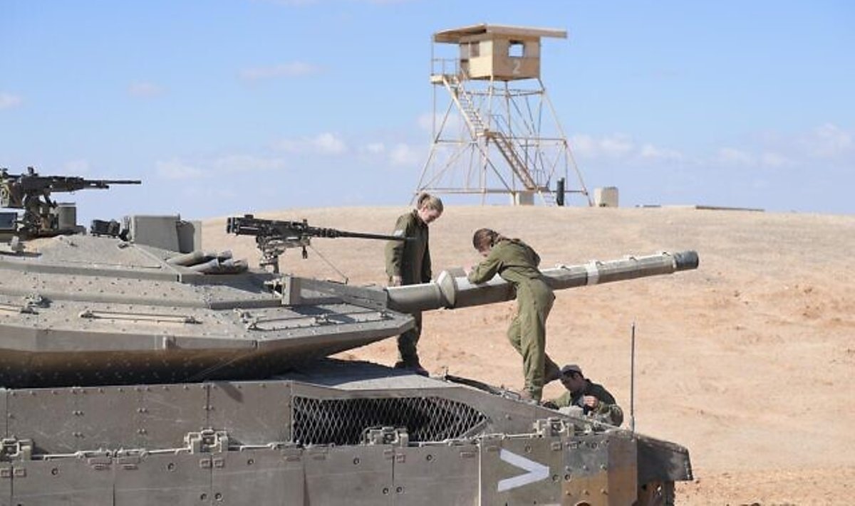 Iisraeli naistankistid Merkava IV tankidega Negevi kõrbes.