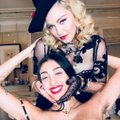 FOTO | Mis Madonnaga toimub? Lauljatar üritas oma seksika tütre tähesära röövida