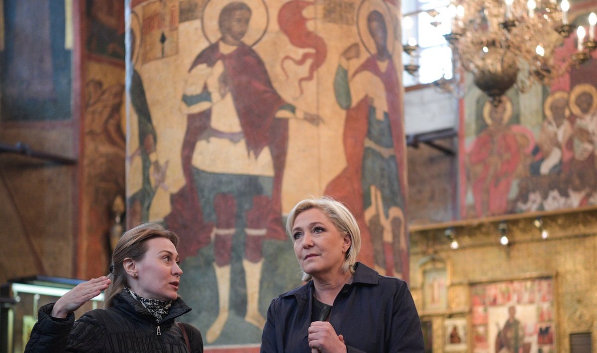 Prantsuse paremäärmuslane Marine Le Pen (paremal) külastas 2017. aastal enne Vladimir Putiniga kohtumist Uspenski katedraali.