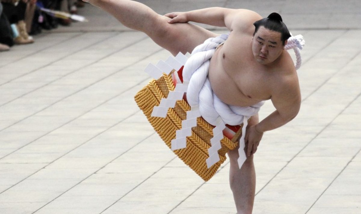 Mongolian-born grand sumo champion Yokozuna Asashoryu, wearing a ceremonial belly band, performs a ring-entering ritual at Meiji Shrine in Tokyo January 6, 2010. Grand sumo champions Yokozuna Asashoryu and Yokozuna Hakuho, both Mongolian-born, performed their ring-entering rite on Wednesday before thousands of sumo fans and visitors in the annual celebration for the New Year. REUTERS/Issei Kato (JAPAN - Tags: SPORT RELIGION SOCIETY)